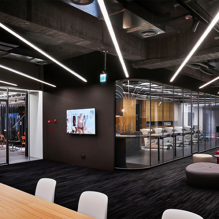 Come può una lampada da ufficio illuminarsi su tre lati creare uno spazio di lavoro più confortevole ed efficiente?